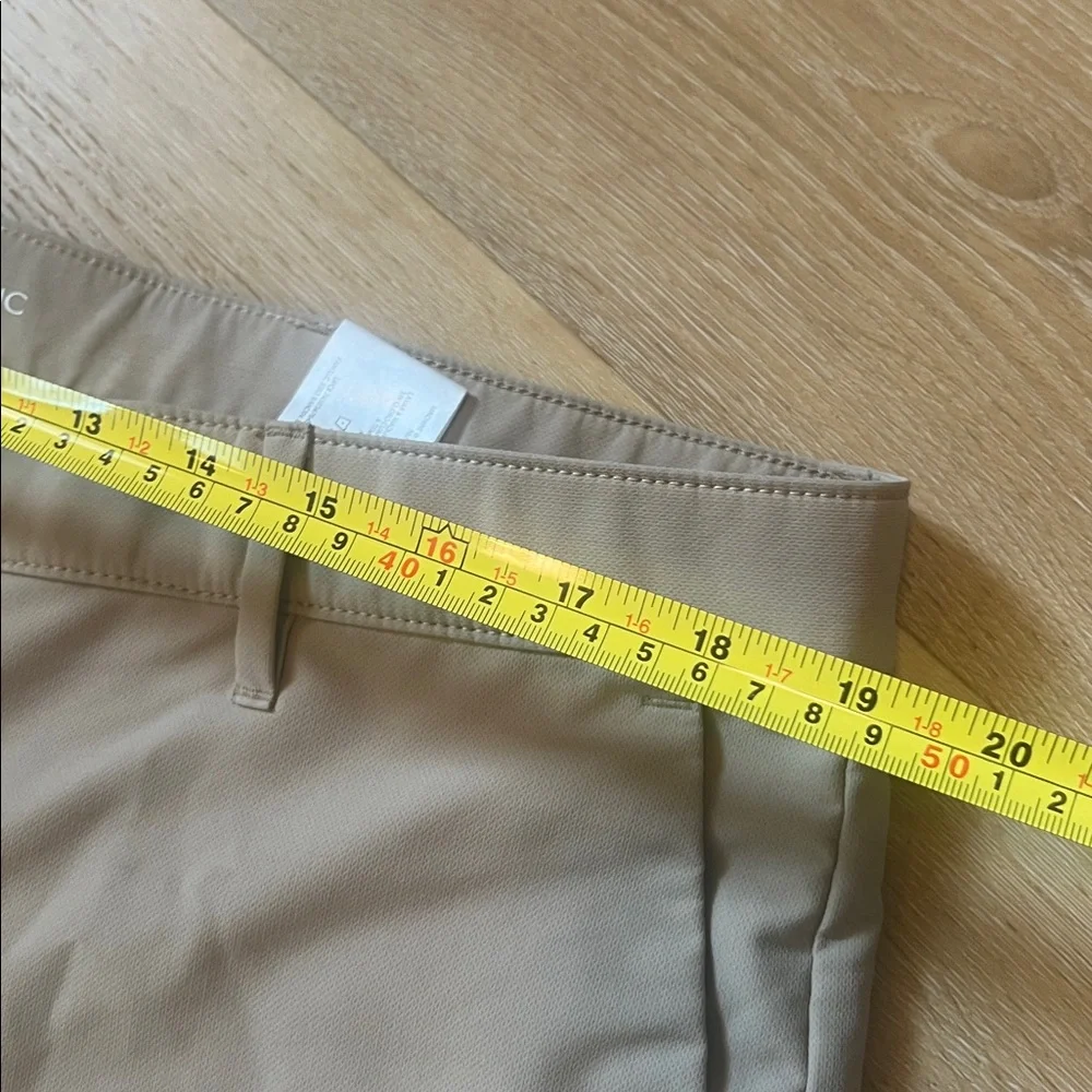 Banana republic men 40 waist 30 length tan 100% Polyester